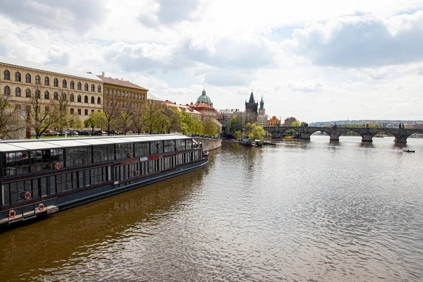 Praga República Checa Abril 2022 Arquitectura Ciudad Paisaje Sobre Río —  Fotos de Stock