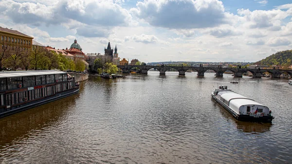 Praga República Checa Abril 2022 Arquitectura Ciudad Paisaje Sobre Río —  Fotos de Stock