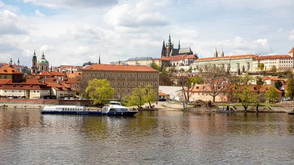 2022年4月26日 布拉格捷克共和国 城市的建筑 Vltava河上的景观 — 图库照片