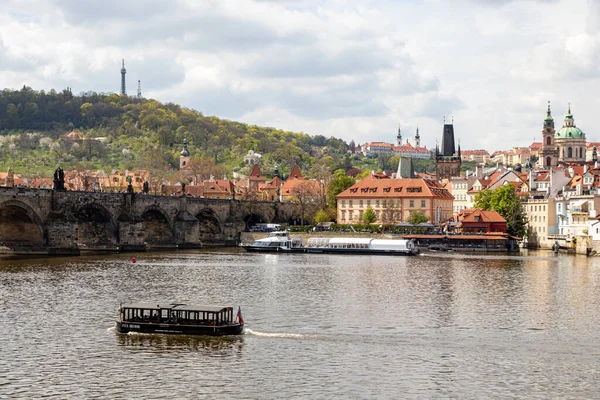 Praga República Checa Abril 2022 Arquitectura Ciudad Paisaje Sobre Río —  Fotos de Stock