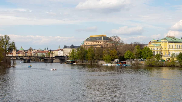 Praag Tsjechië April 2022 Architectuur Van Stad Landschap Aan Rivier — Stockfoto