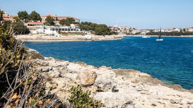 Adriyatik Denizi 'nin güzel manzarası. Güneşli bir nisan günü. Istria Yarımadası Hırvatistan