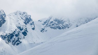 Polonya Tatra Dağları 'ndaki manzara. Nisan ayında karla kaplı tepelerin görüntüsü.