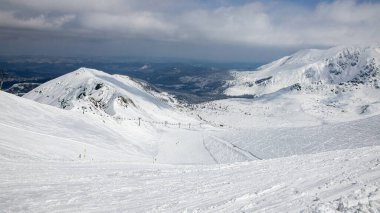 Polonya Tatra Dağları 'ndaki manzara. Nisan ayında karla kaplı tepelerin görüntüsü.