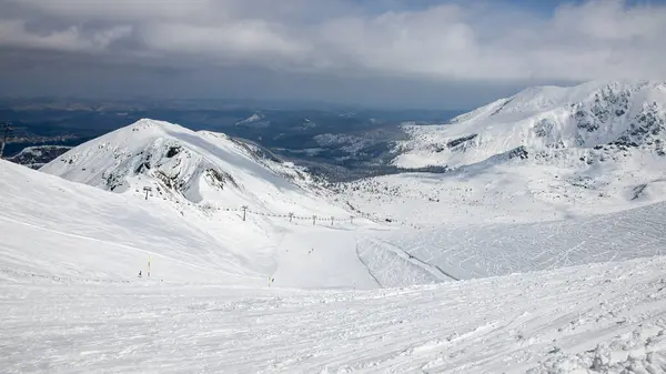 Polonya Tatra Dağları Ndaki Manzara Nisan Ayında Karla Kaplı Tepelerin — Stok fotoğraf