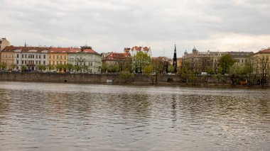 Prag Çek Cumhuriyeti 25 Nisan 2022. Şehir mimarisi. Vltava Nehri manzarası.