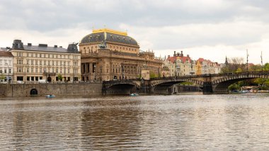 Prag Çek Cumhuriyeti 25 Nisan 2022. Şehir mimarisi. Vltava Nehri manzarası.
