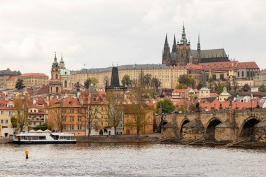 Prag Çek Cumhuriyeti 25 Nisan 2022. Şehir mimarisi. Vltava Nehri manzarası.