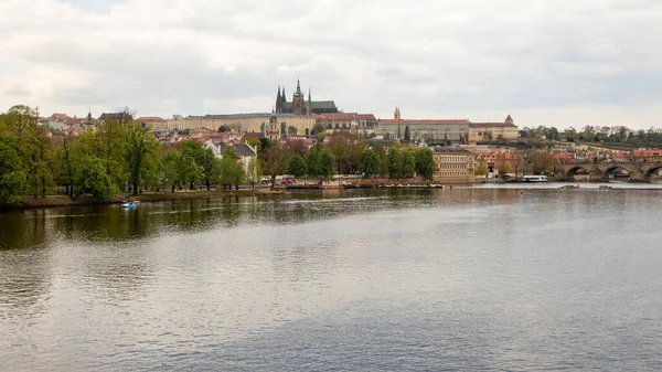 プラハチェコ共和国2022年4月25日 都市建築 ヴルタヴァ川の風景 — ストック写真