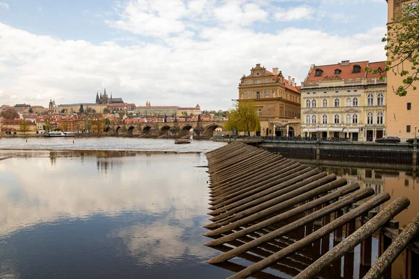 Praga República Checa Abril 2022 Arquitectura Urbana Paisagem Rio Vltava — Fotografia de Stock