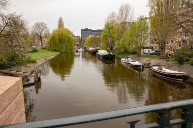 13 Nisan 2022 Amsterdam Hollanda 'da. Güzel nehir manzarası. Şehrin mimarisi..