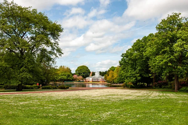 Красивый Весенний Пейзаж Английском Парке Вулфэмптоне — стоковое фото