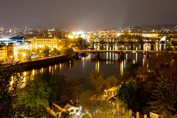 2022年4月26日 布拉格捷克共和国 夜晚的城市建筑 — 图库照片
