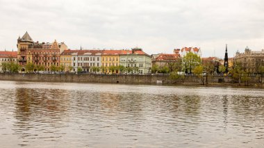 Prag Çek Cumhuriyeti 25 Nisan 2022. Şehir mimarisi. Vltava Nehri manzarası.