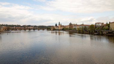 Prag Çek Cumhuriyeti 25 Nisan 2022. Şehir mimarisi. Vltava Nehri manzarası.