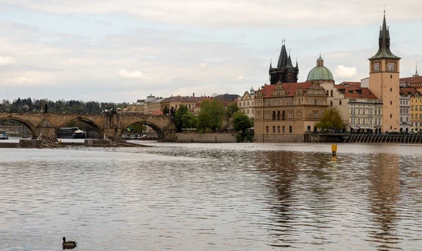 Prag Tjeckien April 2022 Stadsarkitektur Landskap Vid Floden Vltava — Stockfoto