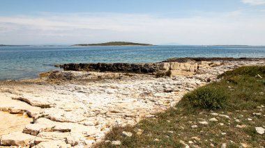 1 Nisan 2022 Adriyatik Denizi üzerinde güzel bir manzara. Nisan güneşli bir gün. Istria Yarımadası Hırvatistan