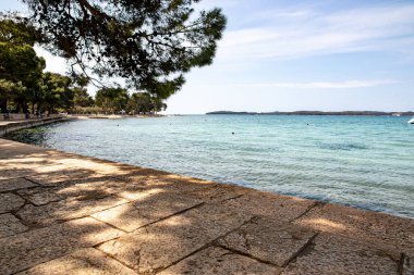 1 Nisan 2022 Adriyatik Denizi üzerinde güzel bir manzara. Nisan güneşli bir gün. Istria Yarımadası Hırvatistan