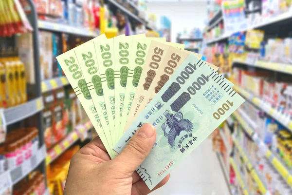 Taipei, Tayvan - 11 Ekim 2021: Bir markette Dörtlü Uyarıcı Fişini tutan adam.