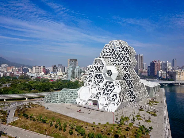Kaohsiung, Tayvan - 24 Aralık 2021: Kaohsiung Müzik Merkezi (KMC).