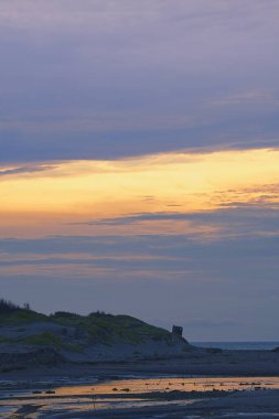 Gün batımında sahilde yıkıl.