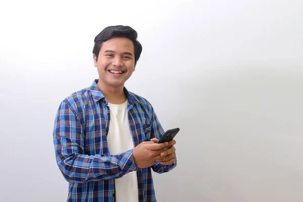 Retrato Hombre Asiático Emocionado Camisa Cuadros Azul Mirando Cámara Sosteniendo — Foto de Stock