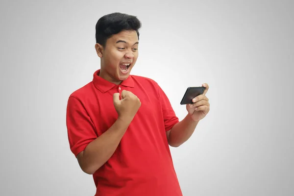 Retrato Homem Asiático Animado Camisa Pólo Vermelho Levantando Punho Comemorando — Fotografia de Stock