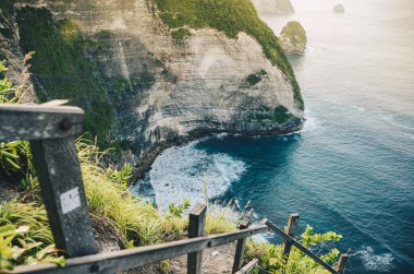 Nusa Penida Adası, Bali, Endonezya 'daki Kelingking Sahili Panoraması