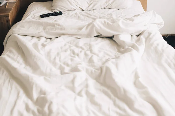 Κρεβάτι Κατασκευασμένο Λευκά Λινά Στο Ξενοδοχείο — Φωτογραφία Αρχείου
