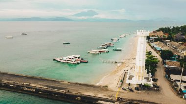 Gemilerin hava görüntüsü düzenli olarak içe doğru sıralanır