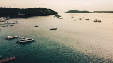Alacakaranlıkta Penida Adası 'ndaki gemilerin hava görüntüsü.