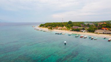 Penida Adası 'ndaki gemilerin hava manzarası çok güzel, berrak mavi bir su.