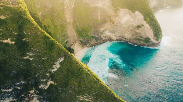Повітряний Вид Тропічний Пляж Високими Скелями Блакитною Морською Водою Вранці — стокове фото