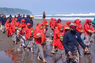 Yogyakarta, Endonezya - 07 Haziran 2022: Parangkusumo Sahili 'nde Kutsal Labuhan Bekti Pertiwi Pisungsung Jaladri