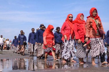 Yogyakarta, Endonezya - 07 Haziran 2022: Parangkusumo Sahili 'nde Kutsal Labuhan Bekti Pertiwi Pisungsung Jaladri