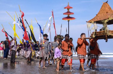 Yogyakarta, Endonezya - 07 Juni 2022: Warga Desa Mancingan melakukan Labuhan Bekti Pertiwi Pisungsung Jaladri sebagai bentuk rasa syukur kepada Tuhan Yang Maha Esa.