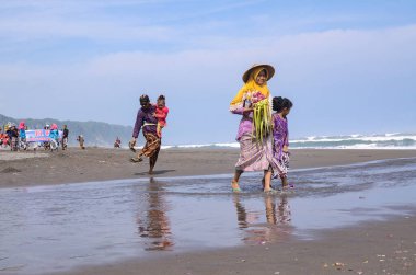 Yogyakarta, Endonezya - 07 Haziran 2022: Parangkusumo Sahili 'nde Kutsal Labuhan Bekti Pertiwi Pisungsung Jaladri
