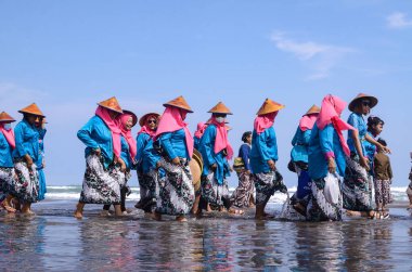 Yogyakarta, Endonezya - 7 Haziran 2022: Kutsal Labuhan Bekti Pertiwi Pisungsung Jaladri Parangkusumo Sahili