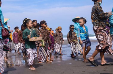 Yogyakarta, Endonezya - 7 Haziran 2022: Kutsal Labuhan Bekti Pertiwi Pisungsung Jaladri Parangkusumo Sahili