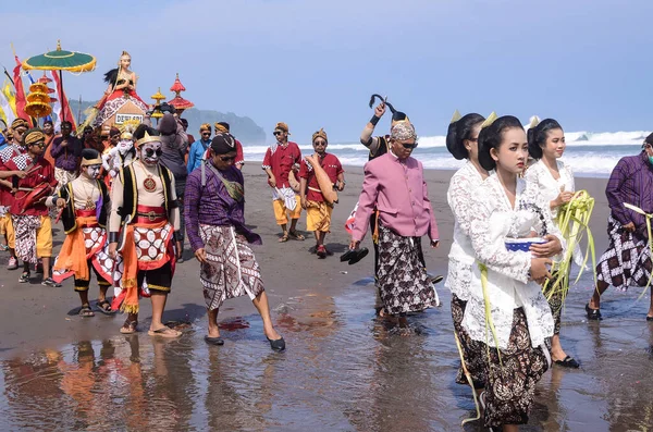 Yogyakarta, Endonezya - 07 Juni 2022: Warga Desa Mancingan melakukan Labuhan Bekti Pertiwi Pisungsung Jaladri sebagai bentuk rasa syukur kepada Tuhan Yang Maha Esa.