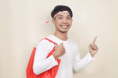 Arka planda alışveriş torbaları tutan genç bir adam. Bağımsızlık Günü İndirim kavramı