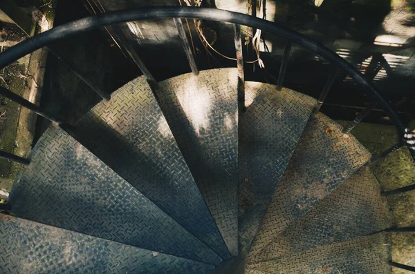 Sarmal merdivenleri kapatın.