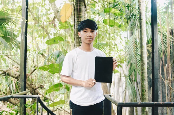 Asian Man Showing Tablet Screen Coffee Shop — Stockfoto