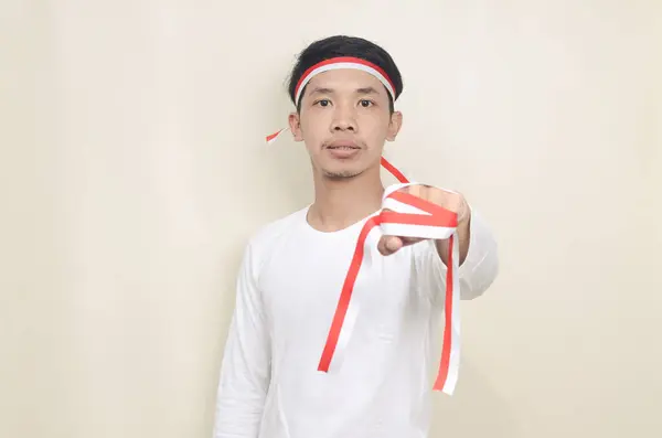 Asijský Muž Slaví Nezávislost Den Zatímco Stojí Sevření Jeho Ruku — Stock fotografie