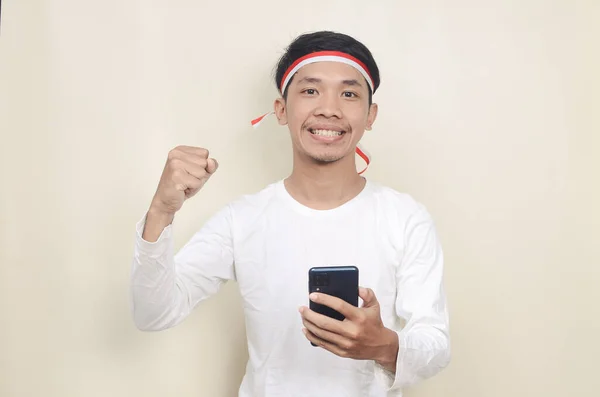 Indonéský Muž Usmívá Při Držení Mobilního Telefonu Během Oslav Den — Stock fotografie