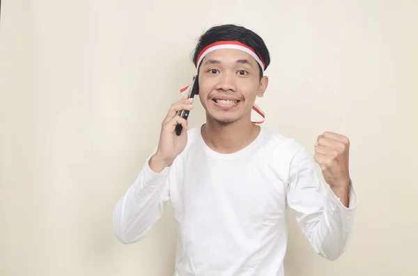 Indonesian Man Smiling While Holding Mobile Phone Independence Day Celebration — Φωτογραφία Αρχείου