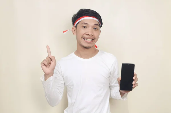 Asian Man Showing Smartphone Screen Very Happy Pointing Hand Finger — Stok fotoğraf