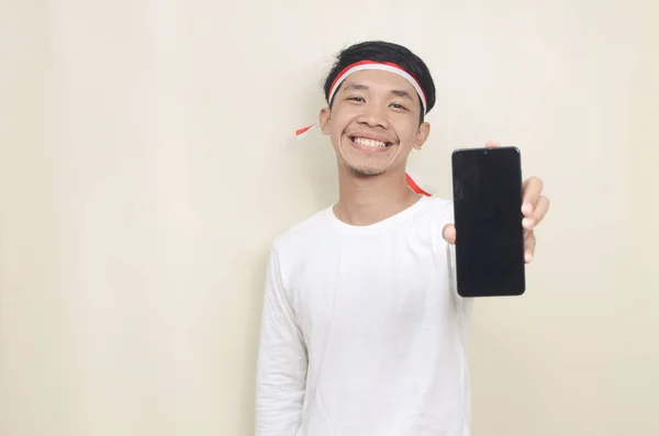 Homem Asiático Mostrando Tela Smartphone Conceito Independência — Fotografia de Stock