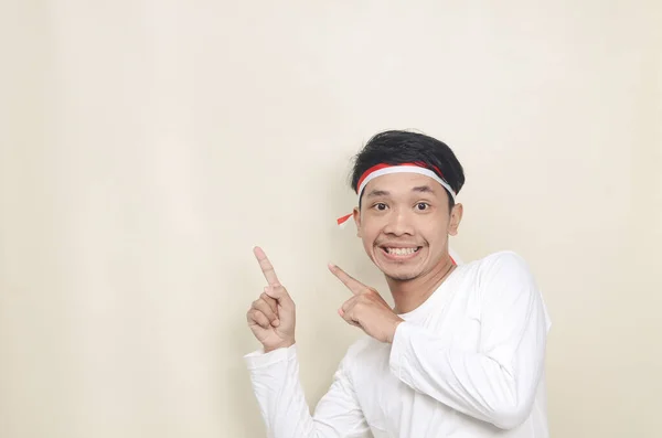 Cheerful Young Man Wearing White Shirt Smiling Pointing Empty Space — Stok fotoğraf