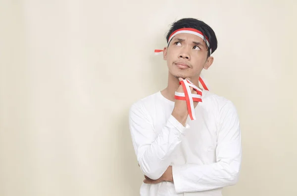 Potret Orang Asia Berpikir Dengan Pita Merah Dan Putih Kepala — Stok Foto